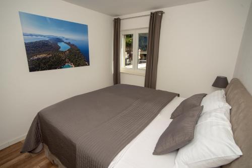 a bedroom with a bed and a window at Villa Median in Žman
