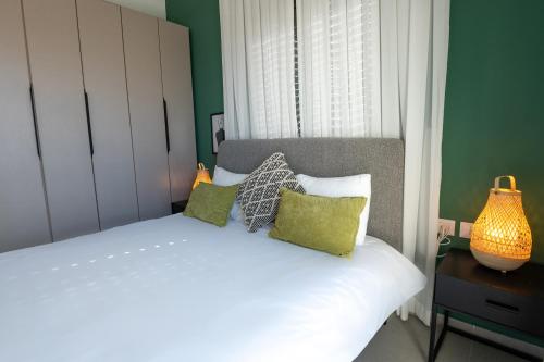 Una cama o camas en una habitación de סוויטת החוף אכזיב - Beach Suite Achziv