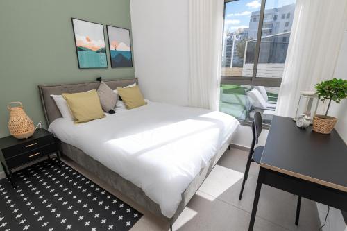 מיטה או מיטות בחדר ב-סוויטת החוף אכזיב - Beach Suite Achziv