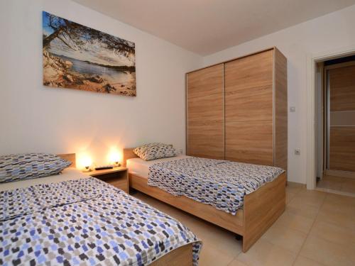 um quarto com 2 camas e um grande armário em TOP-APARTMENT MONTENEGRO, with private Pool! em Kumbor