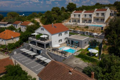 - une vue aérienne sur une maison avec une piscine dans l'établissement Villa Median, à Žman