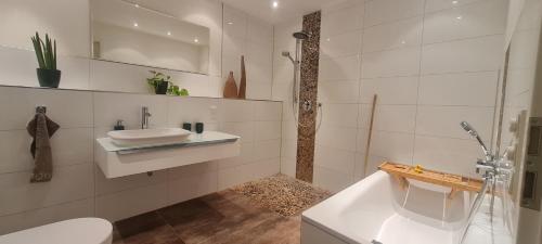 ein Badezimmer mit einem WC, einem Waschbecken und einer Badewanne in der Unterkunft Luxuswohnung mit Weserblick nähe City in Bremen