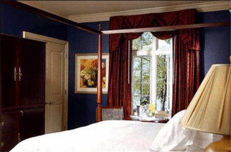 a bedroom with a large bed and a window at River Inn of Harbor Town in Memphis