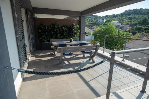 a balcony with a picnic table on a house at Villa Median in Žman