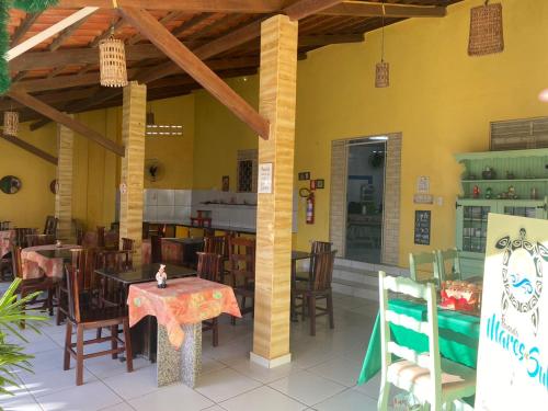Pousada Mares do Sul tesisinde bir restoran veya yemek mekanı