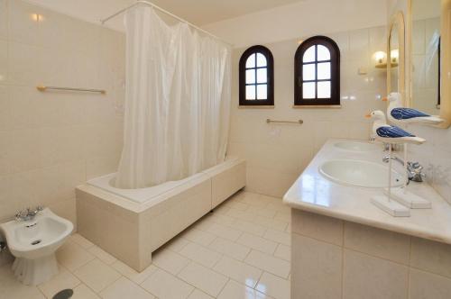 Kúpeľňa v ubytovaní Casa das Palmeiras by OCvillas