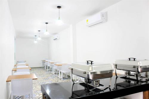 Hotel Chayrama tesisinde bir restoran veya yemek mekanı