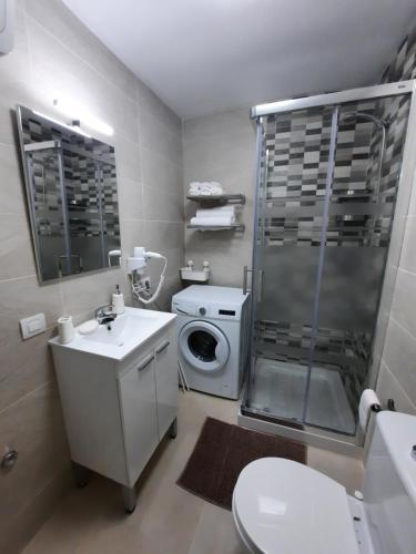 a bathroom with a shower and a toilet and a sink at Playa del Inglés Céntrico Los Molinos 135 in Playa del Ingles