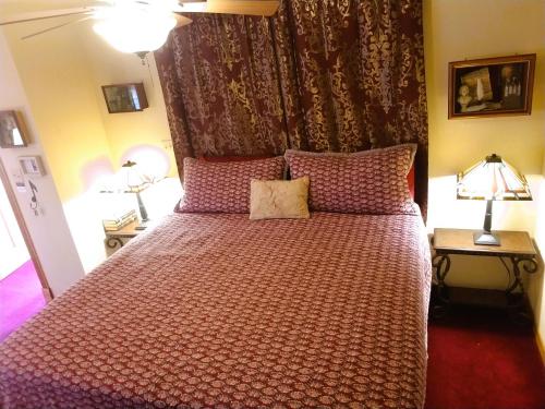 Ένα ή περισσότερα κρεβάτια σε δωμάτιο στο All Seasons Inn