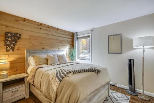 una camera da letto con un letto grande con una parete in legno di Whiffletree F6 a Killington