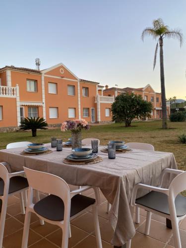 מסעדה או מקום אחר לאכול בו ב-OLIVA NOVA GOLF BEACH & RESORT Club Sevilla V