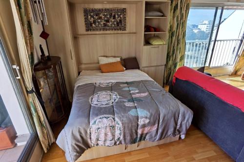 une petite chambre avec un lit et une fenêtre dans l'établissement Comfortable Apt Central And Close To The Beach, à La Baule
