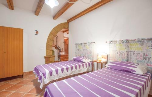 クストナーチにあるStella Marinaの紫のシーツが備わる客室内のベッド2台