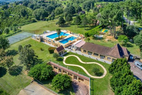 une vue aérienne d'une maison avec piscine dans l'établissement COMBAS village de gites, à Saint-Crépin-et-Carlucet