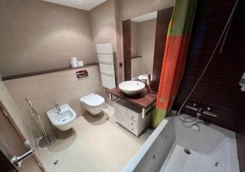  Prat de Baix d'Envalira 7P Envalira-Soldeu Zona Grandvalira -  Room  picture :    Shower    Bath    TV                            