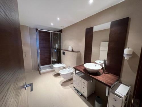  Prat de Baix d'Envalira 7P Envalira-Soldeu Zona Grandvalira -  Room  picture :   Shower    Bath    TV                           