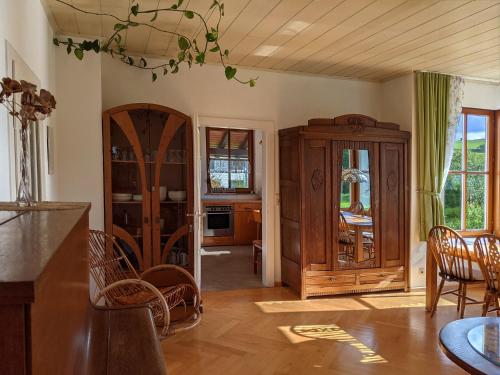 una cucina con mobili in legno e una sala da pranzo di Familienferienwohnung Villa Zaunkönigin a Bischofsheim an der Rhön