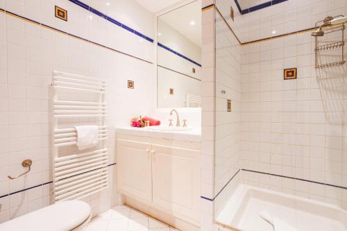 une salle de bain avec une baignoire, un lavabo et des toilettes dans l'établissement ON VILLEFRANCHE BAY - AP3040 by Riviera Holiday Homes, à Villefranche-sur-Mer