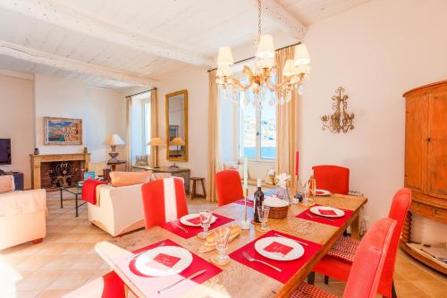 une salle à manger avec une table et des chaises rouges dans l'établissement ON VILLEFRANCHE BAY - AP3040 by Riviera Holiday Homes, à Villefranche-sur-Mer
