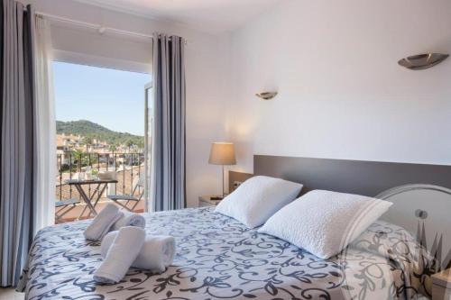 um quarto com uma cama e vista para uma varanda em La Manga Club Resort - Los Olivos 343 em Atamaría