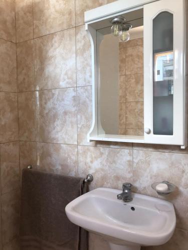 La salle de bains est pourvue d'un lavabo et d'un miroir. dans l'établissement DEPARTAMENTO PARA DOS PERSONAS EN ZONA CENTRICA, à Zárate