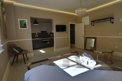 TV a/nebo společenská místnost v ubytování Alma Apartments In A Perfect Location