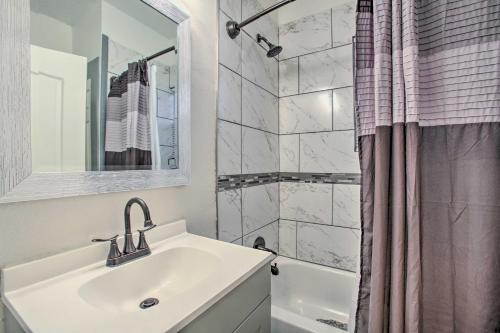 Ванна кімната в Uptown NOLA Abode, 4 Miles to the French Quarter!