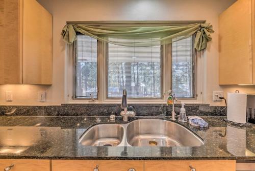 een keuken met een spoelbak en een raam bij Ruidoso Getaway with Deck - 16 Mi to Ski Apache in Ruidoso