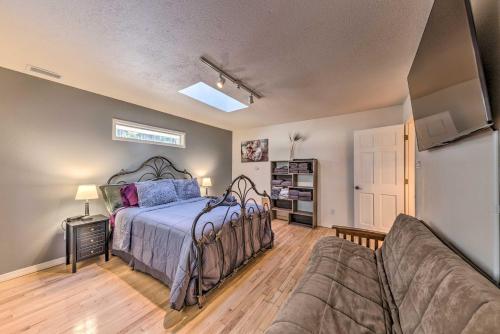 een slaapkamer met een bed en een bank bij Ruidoso Getaway with Deck - 16 Mi to Ski Apache in Ruidoso