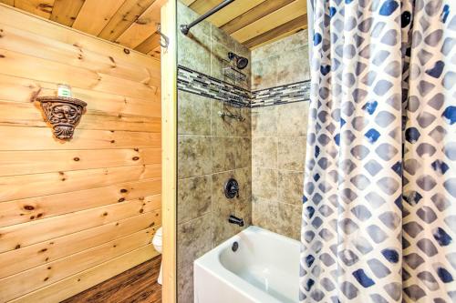 Bilik mandi di Pet-Friendly Ellijay Escape with Yard and Grill!