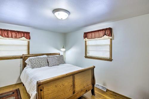Кровать или кровати в номере Green Bay Home 3 Blocks to Lambeau Field!