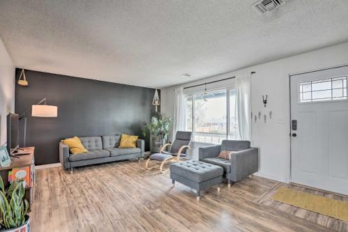 Galeriebild der Unterkunft Relaxing Redmond Retreat Golf, Hike and Ski! in Redmond