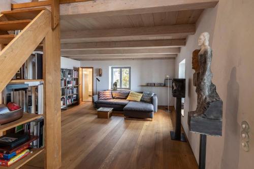 a living room with a couch and a book shelf at Herzkammer (chamber of the heart) in Kandern