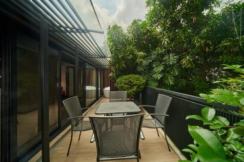 a patio with a table and chairs on a balcony at Alko Hotel Casa Nispero in Cali