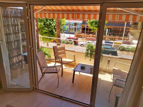 阿爾比爾的住宿－Albirelax，设有一个配有桌椅并享有美景的阳台。