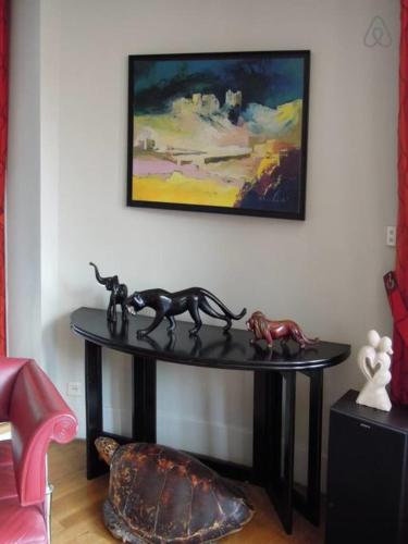 une table avec deux statues de chats dans une pièce dans l'établissement #H3 Le Fantasque City-center shops nearby T2, à Grenoble