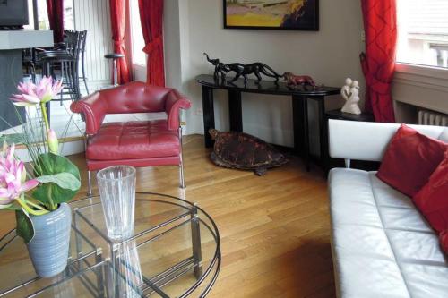 - un salon avec un canapé et une table en verre dans l'établissement Le Fantasque City-center shops nearby T2 #H3, à Grenoble