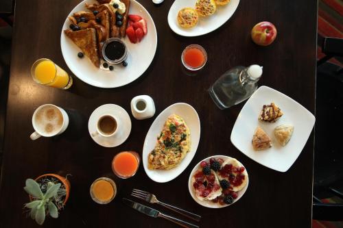 een tafel met borden ontbijtproducten erop bij The Alexander, A Dolce Hotel in Indianapolis
