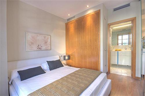 Un dormitorio con una cama grande y una ventana en Moderno Apartamento en la Plaza del Tossal, en Valencia