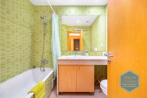 La salle de bains est pourvue d'une baignoire, d'un lavabo et de toilettes. dans l'établissement Corcovada B42 Dream Lodging, à Albufeira