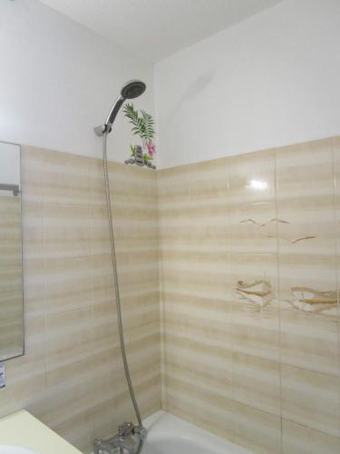 La salle de bains est pourvue d'une cabine de douche en verre. dans l'établissement Maison avec piscine commune à 800m de la plage, à Brem-sur-Mer