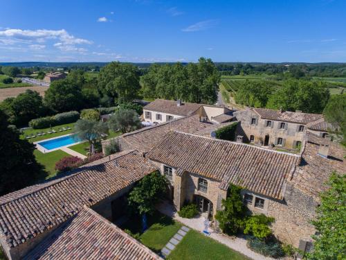 een luchtzicht op een groot landgoed met een zwembad bij La Bégude Saint-Pierre in Vers Pont du Gard