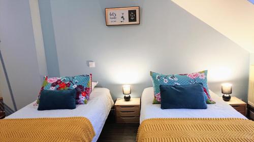 - 2 lits jumeaux dans une chambre avec 2 lampes dans l'établissement Maison Cosy La Jolie Fécampoise, à Fécamp