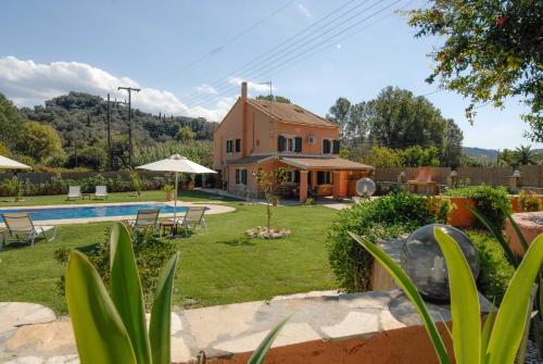 Πισίνα στο ή κοντά στο Livadi Villa