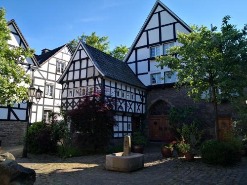 un antiguo edificio en blanco y negro en Fünf Giebel Eck in der Freiheit am Ruhrtalradweg, en Wetter