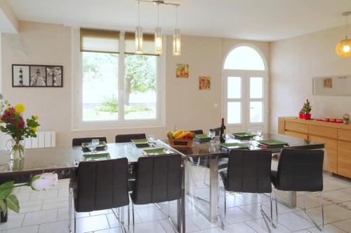 - une cuisine avec une table à manger et des chaises dans l'établissement Holiday Home in Bréhal near Sandy Beach, à Bréhal