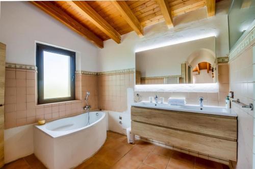 A bathroom at Finca Kiana in Santa Eugènia - your child-friendly holiday finca on Mallorca