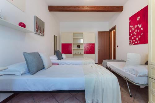 un soggiorno con 2 letti e un divano di Central Ferrara Apartment a Ferrara