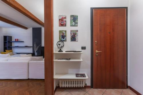 Camera con letto e porta in legno di Central Ferrara Apartment a Ferrara