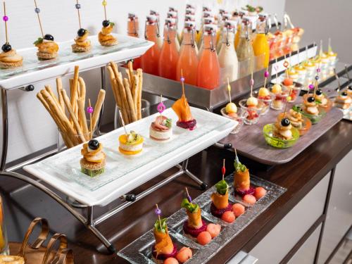 a buffet line with appetizers and drinks at Wirgan Hotel Al Azizyah in Makkah